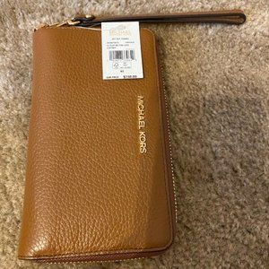NWT Michael Kors Large Flat MF Phone Case Luggage